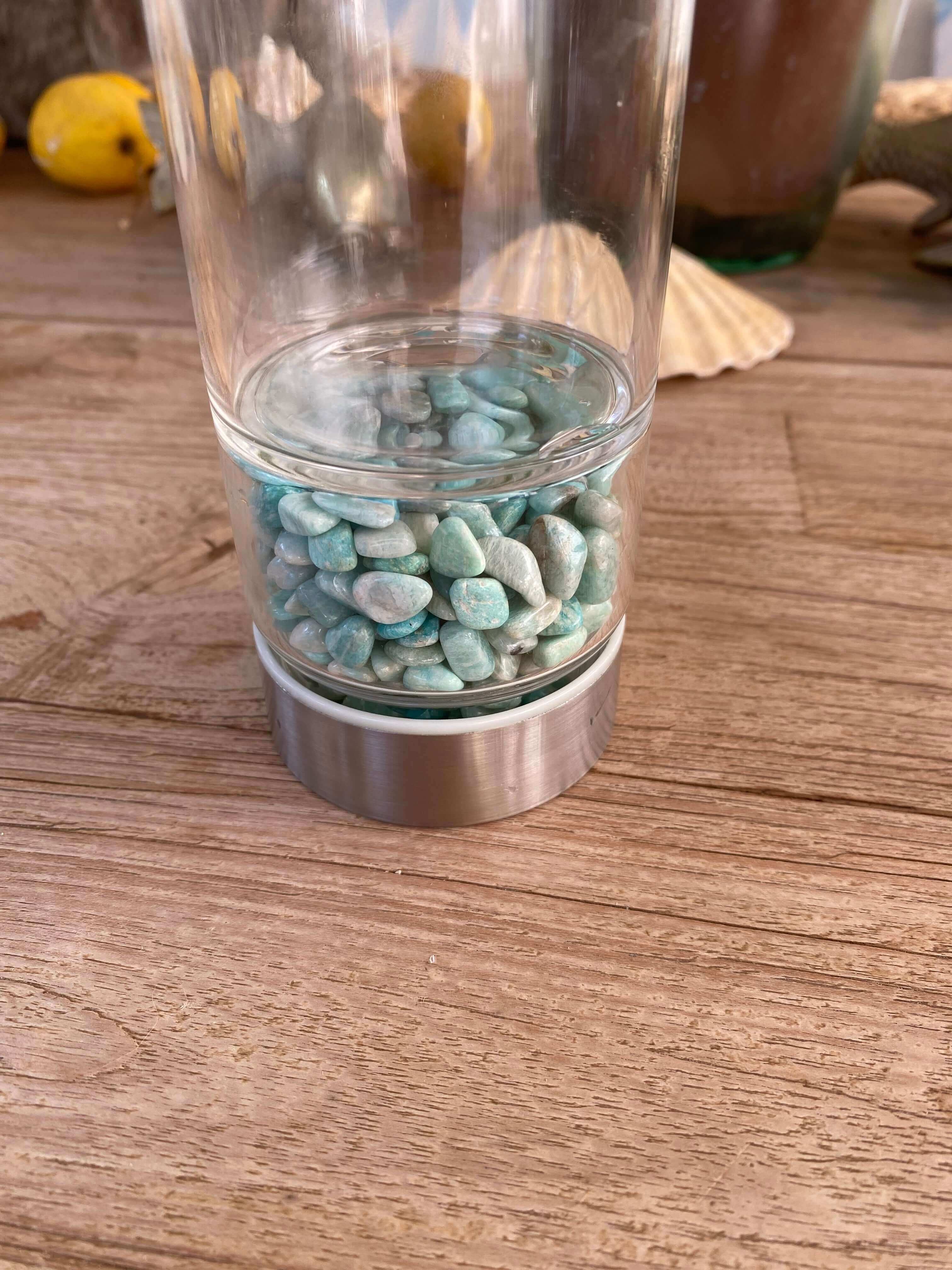 Fuente de energía refrescante: botella de vidrio con zona de piedra curativa: ¡más que solo beber! - TIENDA IRIS AURA
