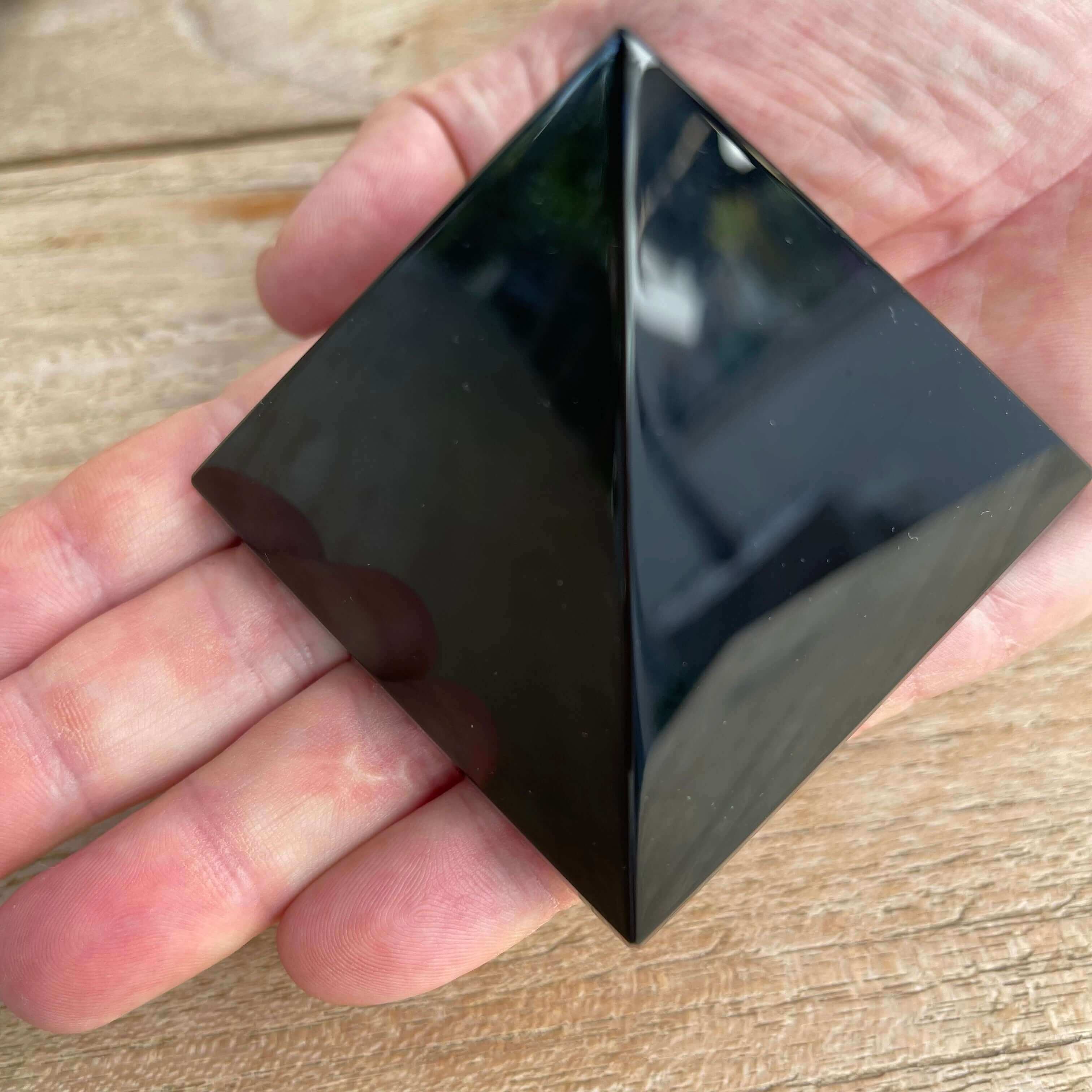 Natürliche Mineralien - Heilende schwarze Turmalin Kristallspitze im Pyramidenformat