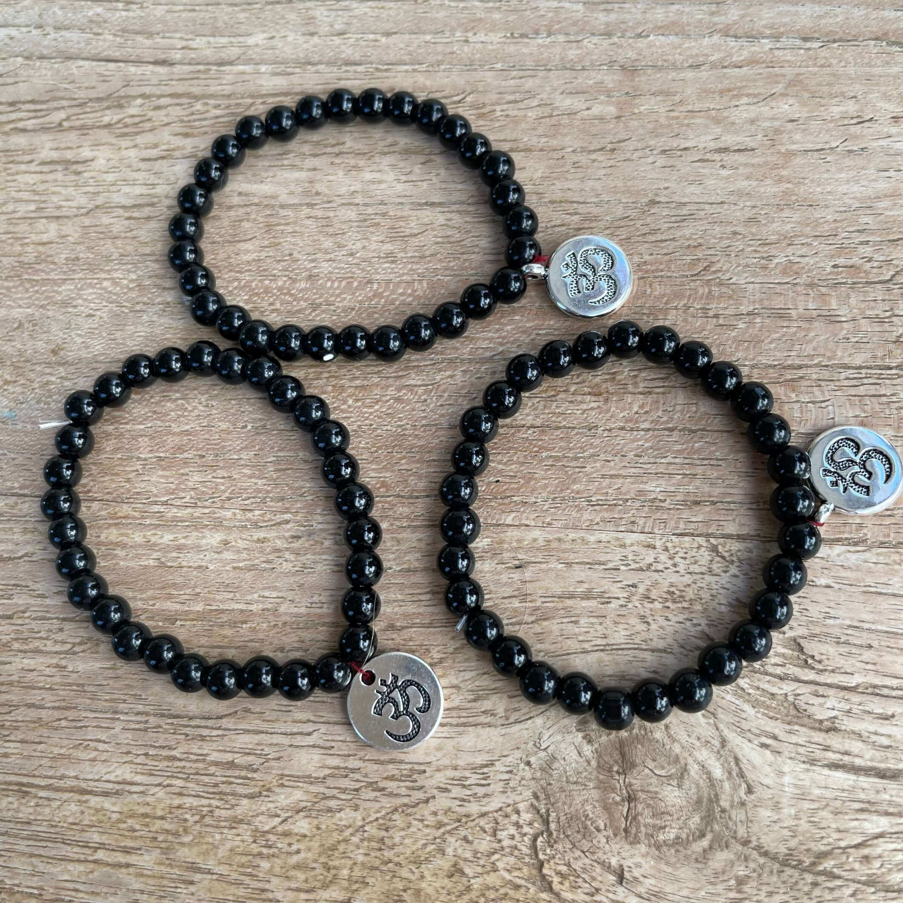 Pulsera de energía de turmalina negra natural - cuentas de piedra de 6 mm con un colgante OM