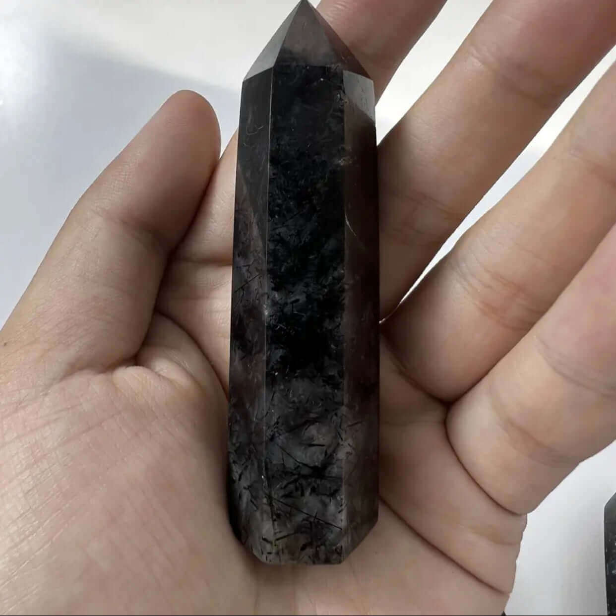Turmalina negra - piedra curativa y protectora - obelisco - puntas de cristal