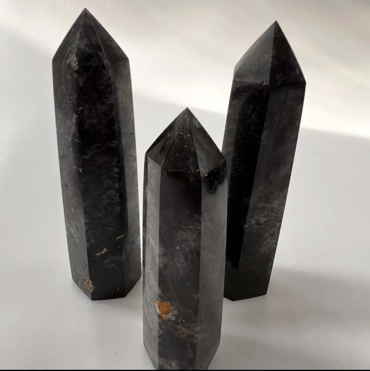 Tourmaline noire - pierre cicatrisante et protectrice - obélisque - pointes de cristal