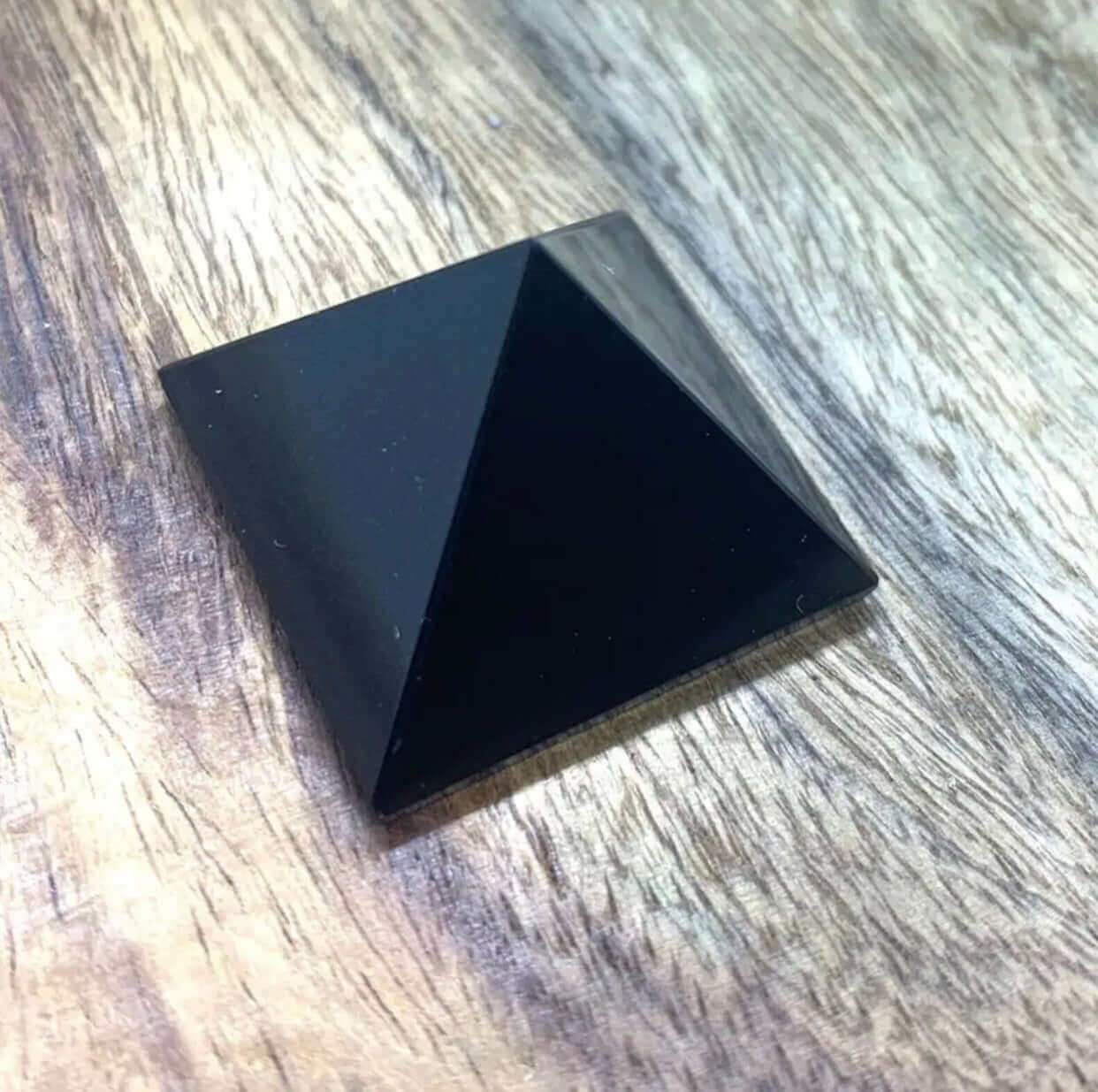 Natürliche Mineralien - Heilende schwarze Turmalin Kristallspitze im Pyramidenformat