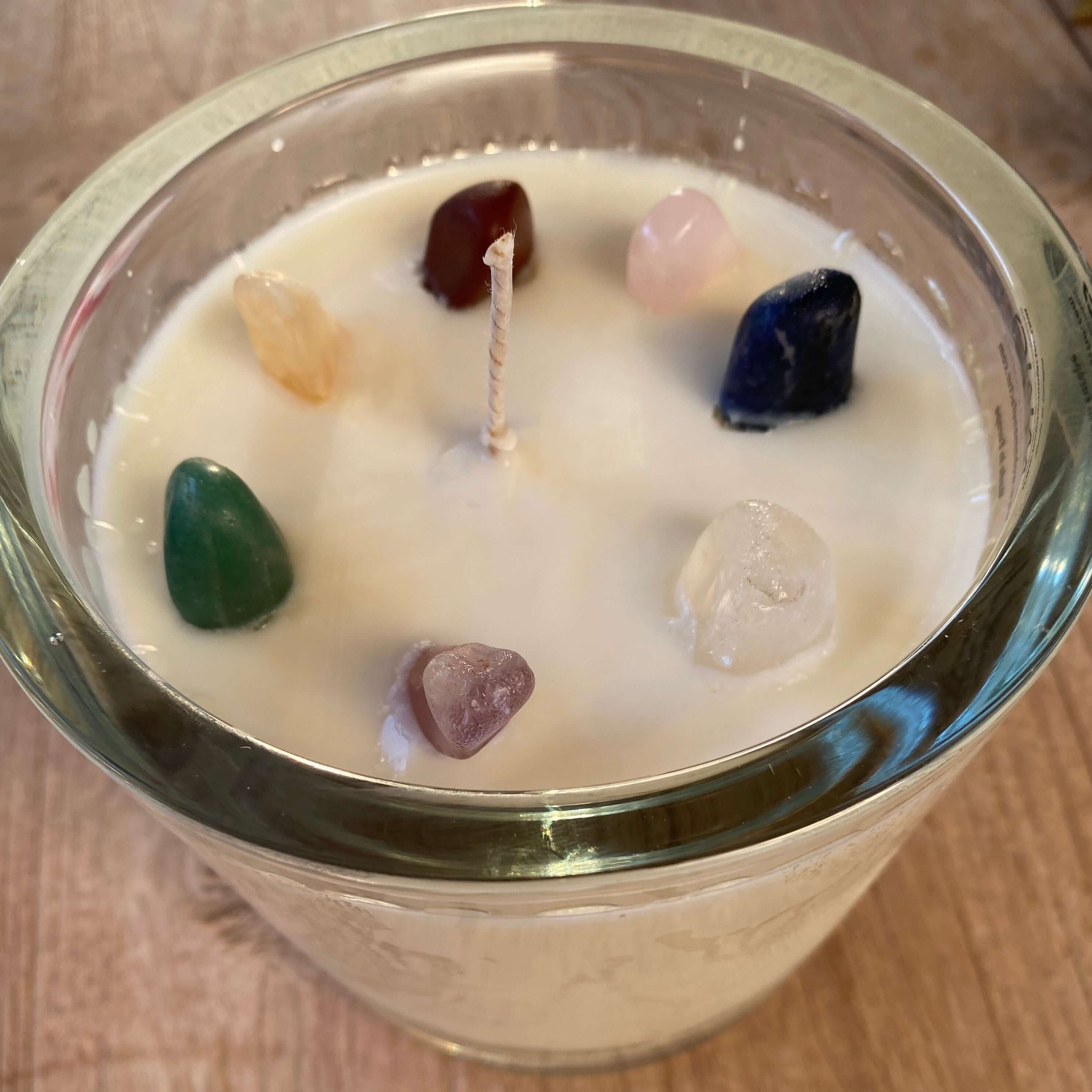 Harmonizing soy candles with chakra stones – for an environmentally friendly feel-good atmosphere