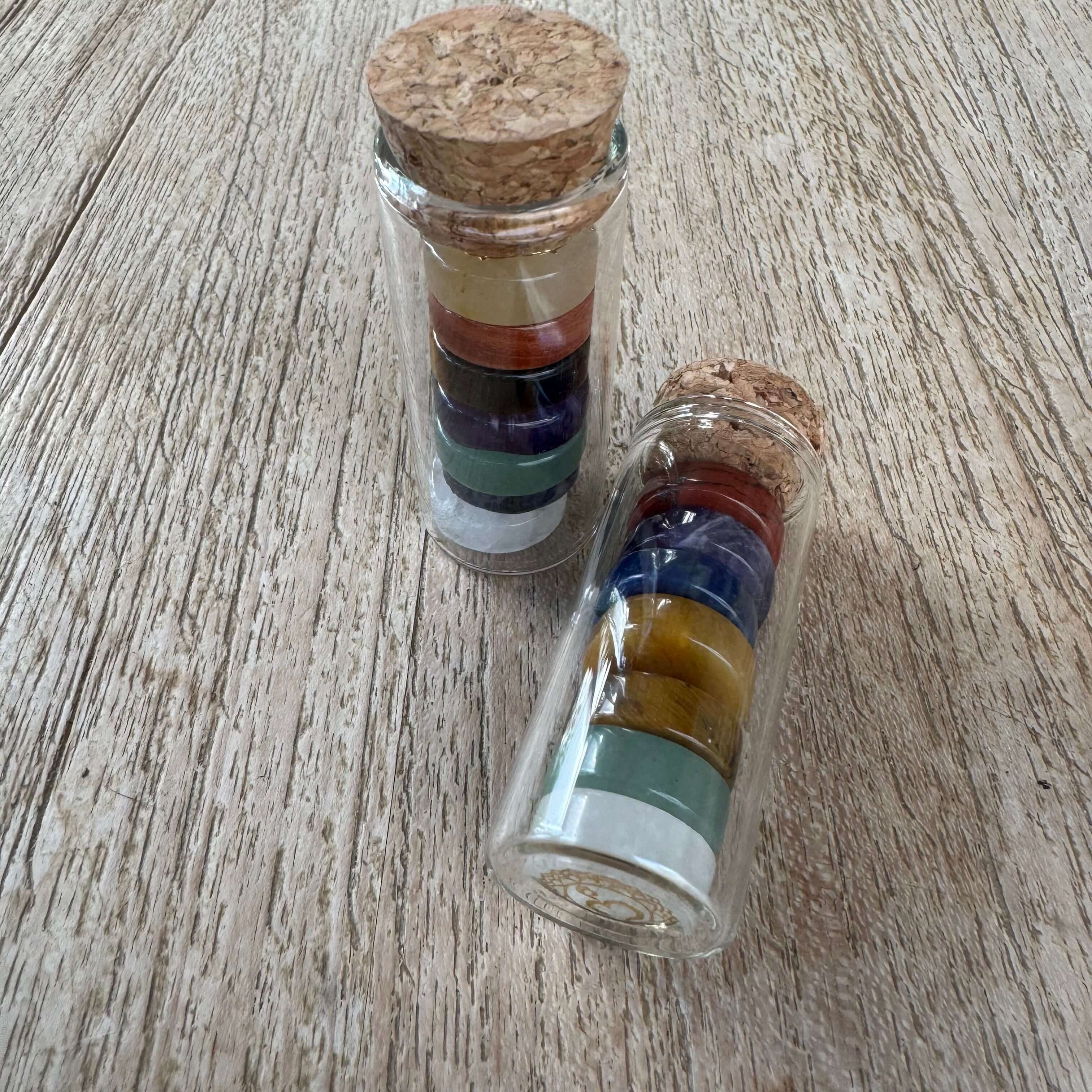 Ensemble de mini pierres de chakra (7 pièces) dans un tube en verre - votre compagnon d'énergie et de guérison au quotidien