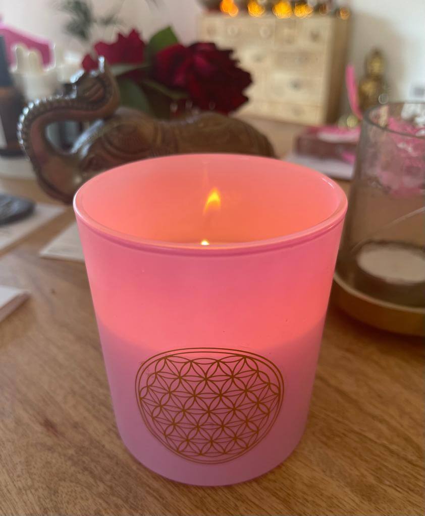 Allumez l'amour et l'harmonie avec votre bougie Love - votre portail parfumé vers la paix et le bien-être dans un pot en verre rose avec un couvercle en bois.